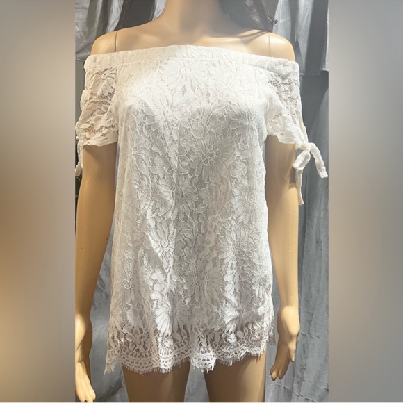 $3 LACE BLOUSE. SIZE SMALL. $3 IF BUNDLED - Picture 10 of 13